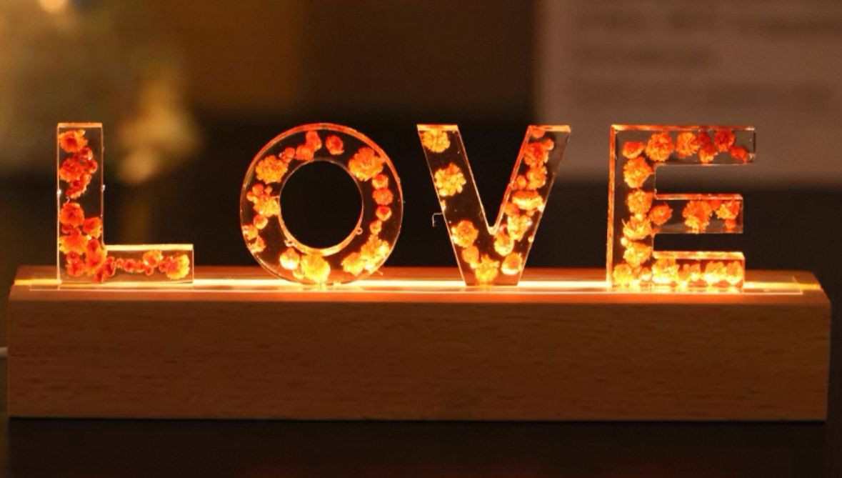 「滴膠乾花字母燈」親子工作坊